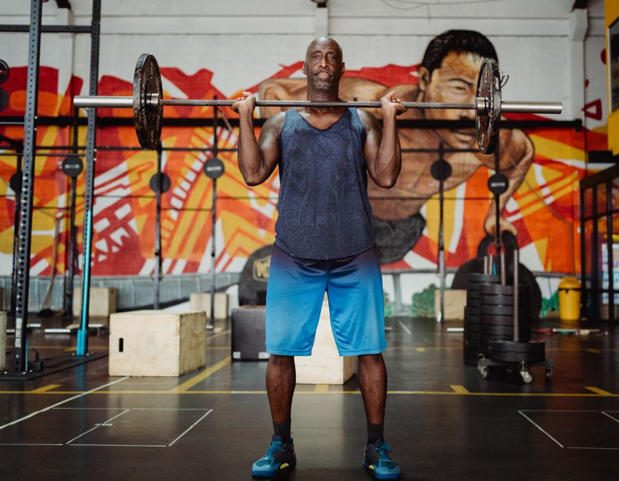 Área ampla de musculação da Forja Fitness com fileiras de máquinas e pesos