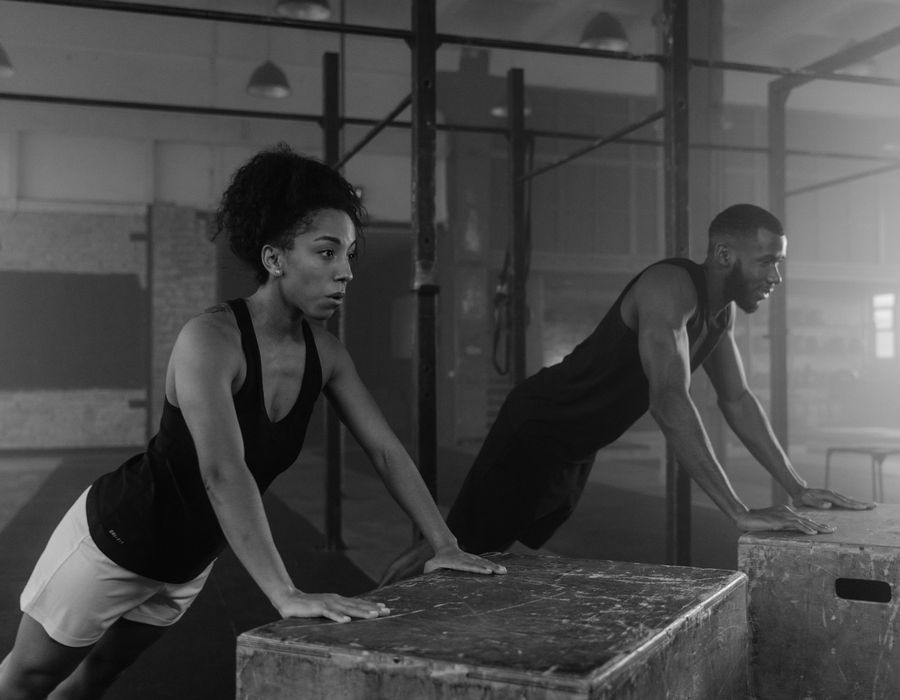 Aluno realizando treino funcional com kettlebell e cordas na Forja Fitness