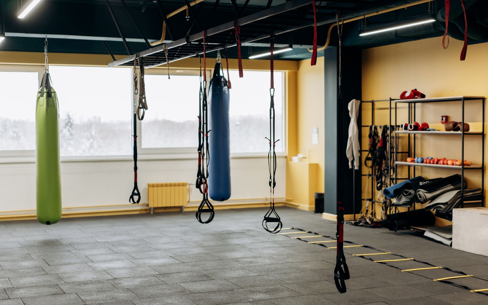 Interior moderno da academia Forja Fitness com área de musculação e equipamentos profissionais
