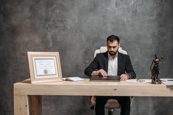 Advogado do escritório Marques & Associados trabalhando em ambiente jurídico elegante com livros de direito