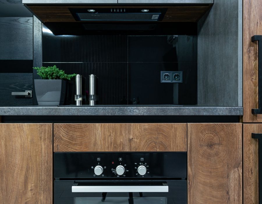 Sala de estar com paleta neutra, sofá modular e iluminação natural — Residência Jardins