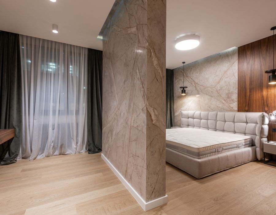 Cozinha integrada com ilha de pedra, marcenaria amadeirada e bancada minimalista — Apartamento Higienópolis