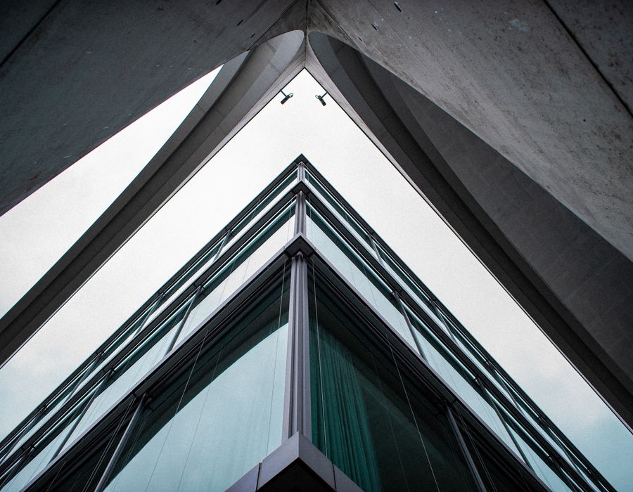 Café comercial com pé-direito alto, concreto aparente e mobiliário artesanal — Café Átrio