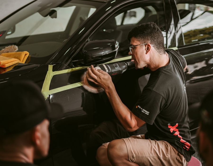 Carro esportivo com pintura polida refletindo o ambiente após detalhamento