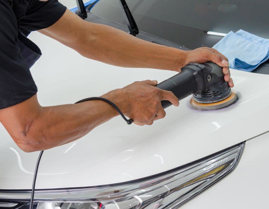 Carro com pintura espelhada e gotas de água repelidas pela vitrificação cerâmica
