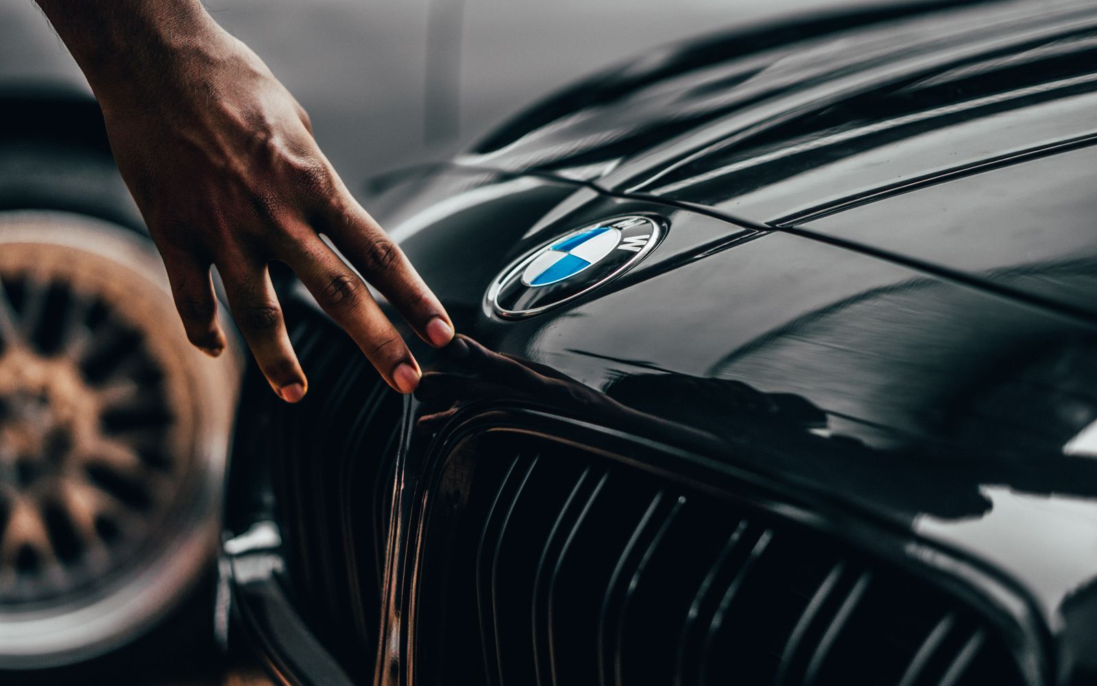 Carro esportivo preto com pintura espelhada e reflexos após detalhamento premium