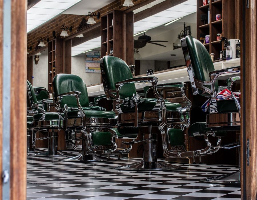 Barba sendo feita na navalha com toalha quente na barbearia