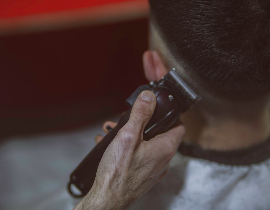 Corte clássico masculino com acabamento na navalha sobre a nuca