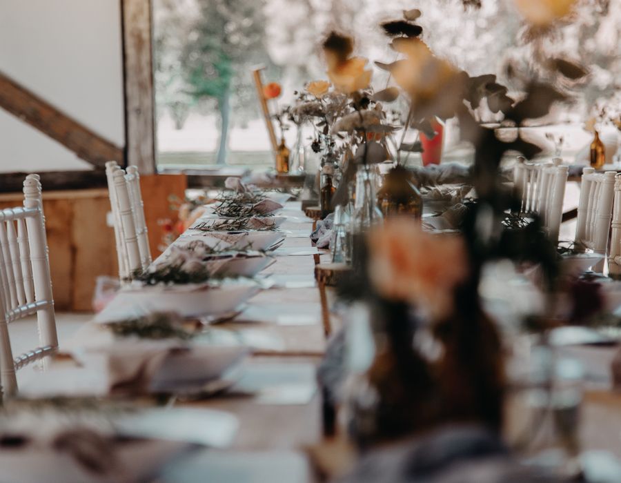 Salão de recepção decorado para casamento com mesas redondas e iluminação aconchegante