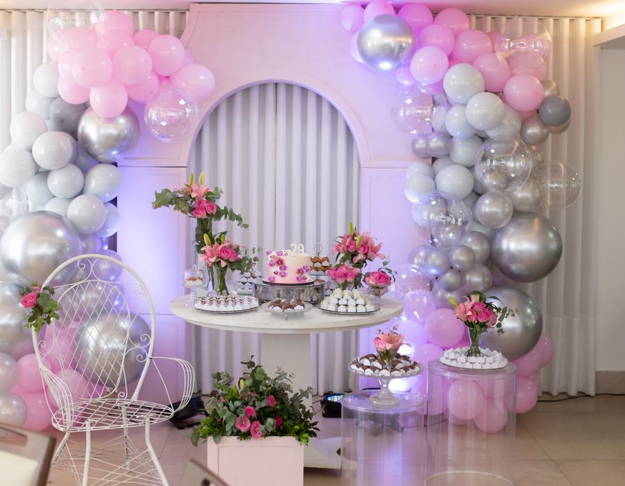 Festa de aniversário com decoração sofisticada e mesa de doces finos