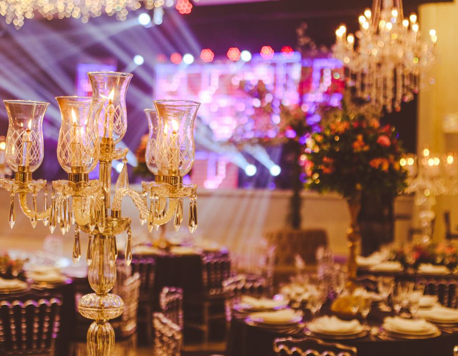 Mesa principal decorada com flores e arranjos elegantes para celebração
