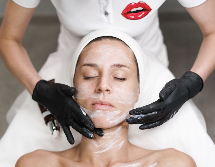 Sala de atendimento da Lumière Estética com maca e iluminação suave