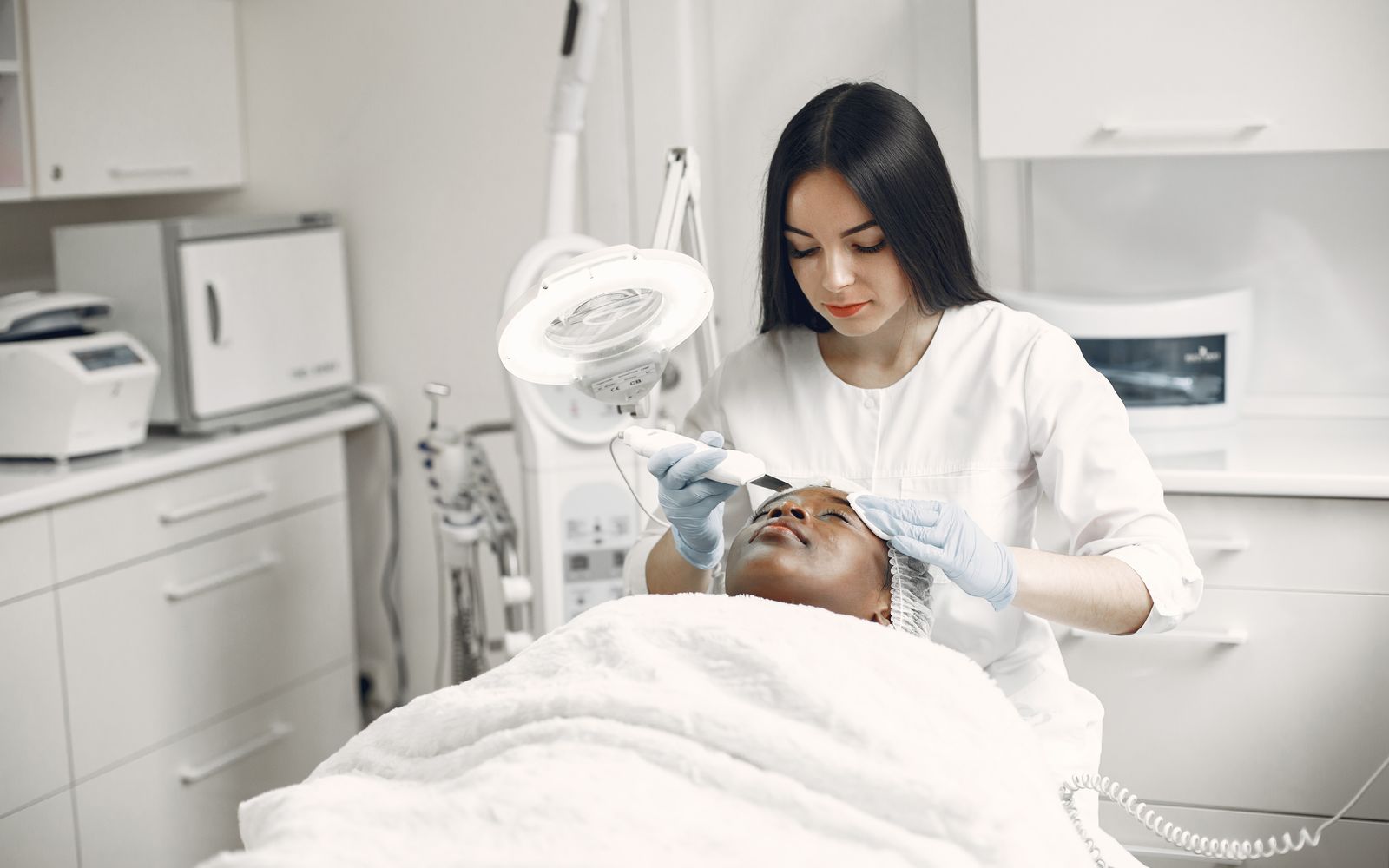 Mulher serena com pele iluminada e cuidada em ambiente de clínica de estética