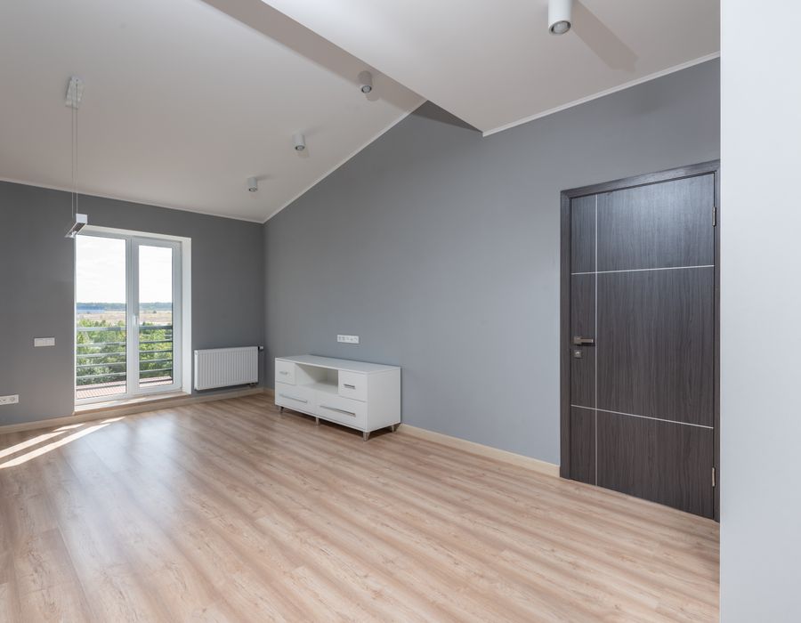 Casa térrea com jardim, área de lazer e fachada moderna em bairro arborizado