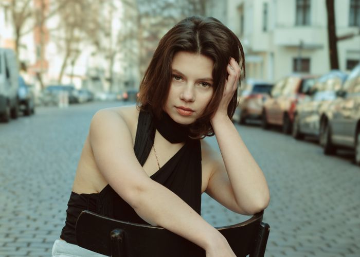 Editorial coleção Lumiére — modelo feminina em look de festa em tons rosé, Aurora Boutique