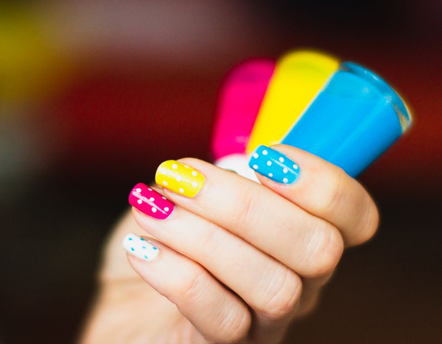 Unhas em tom nude com acabamento brilhante e formato amendoado