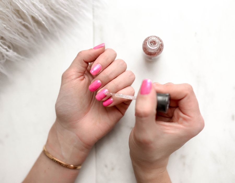 Unhas decoradas com nail art delicada em tons de rosé e dourado