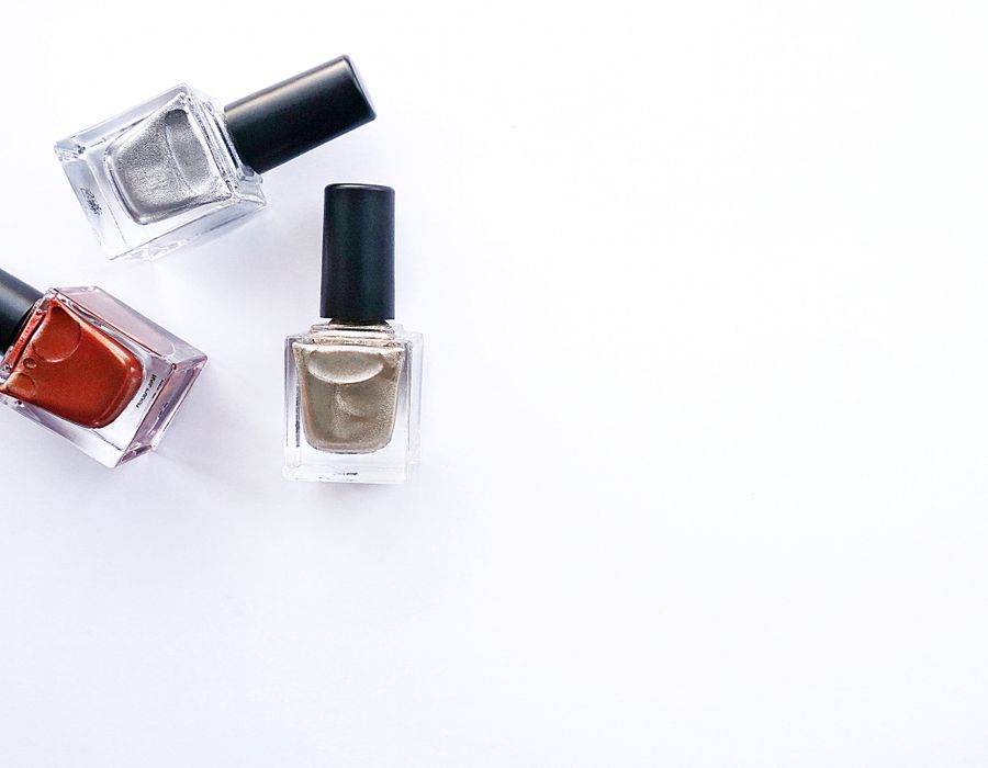 Detalhe de unhas com francesinha moderna e acabamento impecável