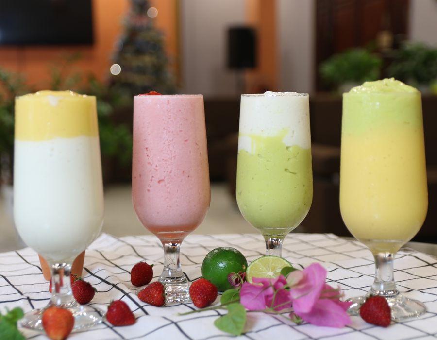 Ingredientes naturais e folhas verdes preparados para uma refeição saudável