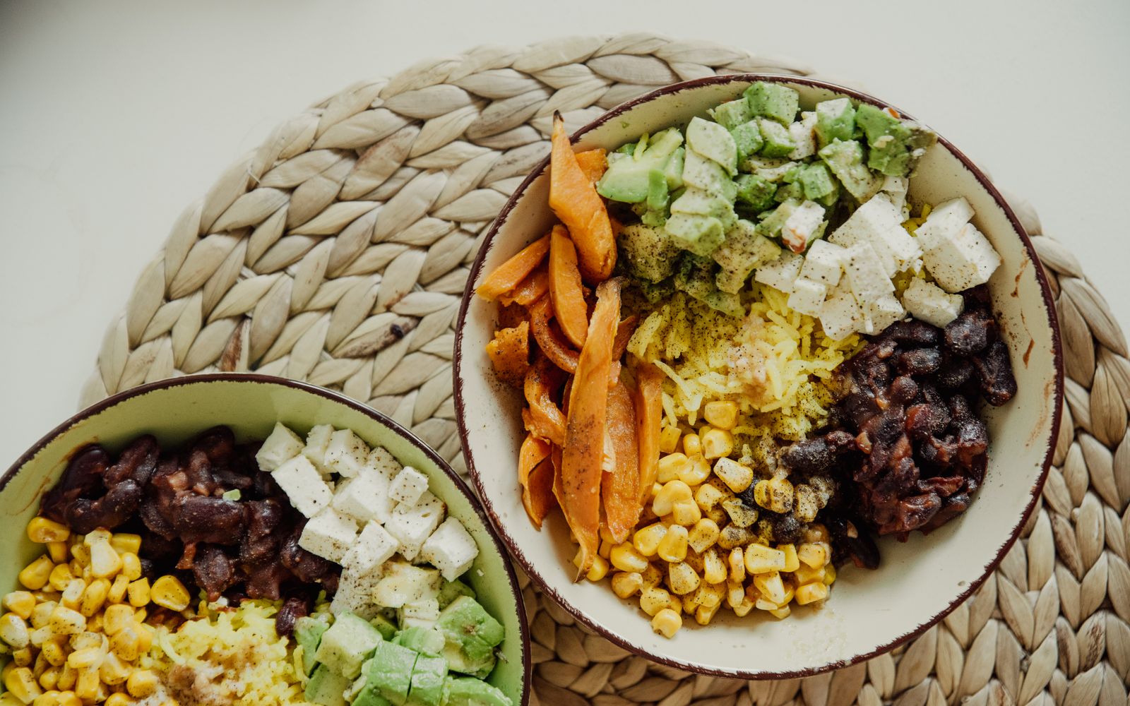 Tigela de salada colorida com folhas verdes, grãos e legumes frescos preparada por nutricionista