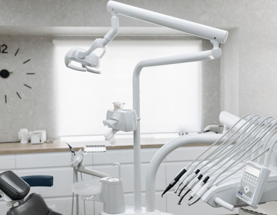 Recepção da Clínica Sorriso Vivo com decoração clara e poltronas confortáveis
