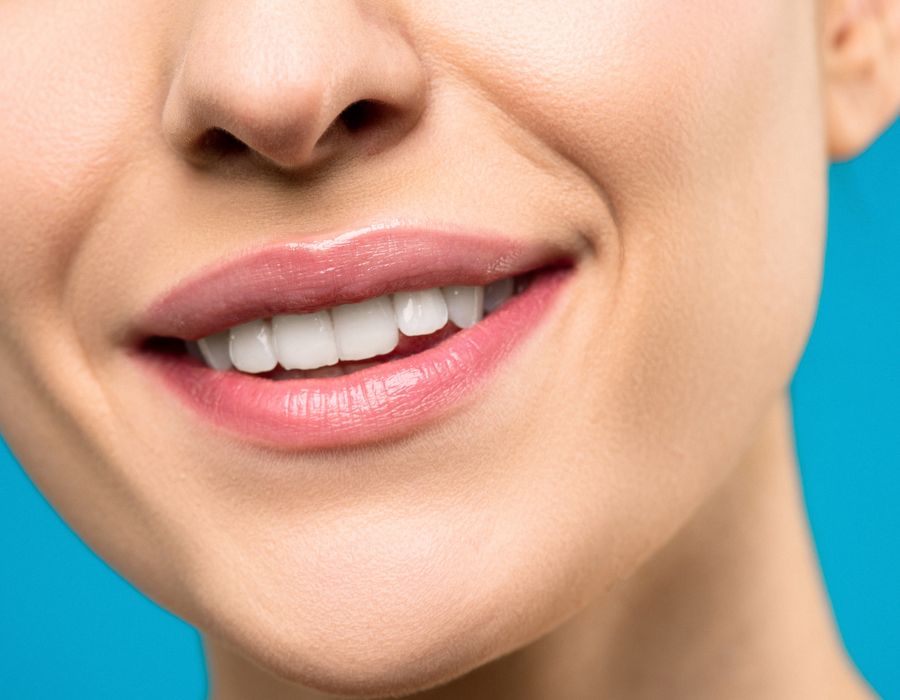 Consultório odontológico equipado com tecnologia moderna e iluminação suave