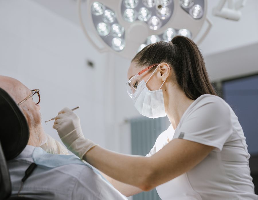 Detalhe de instrumentos odontológicos higienizados e organizados na clínica