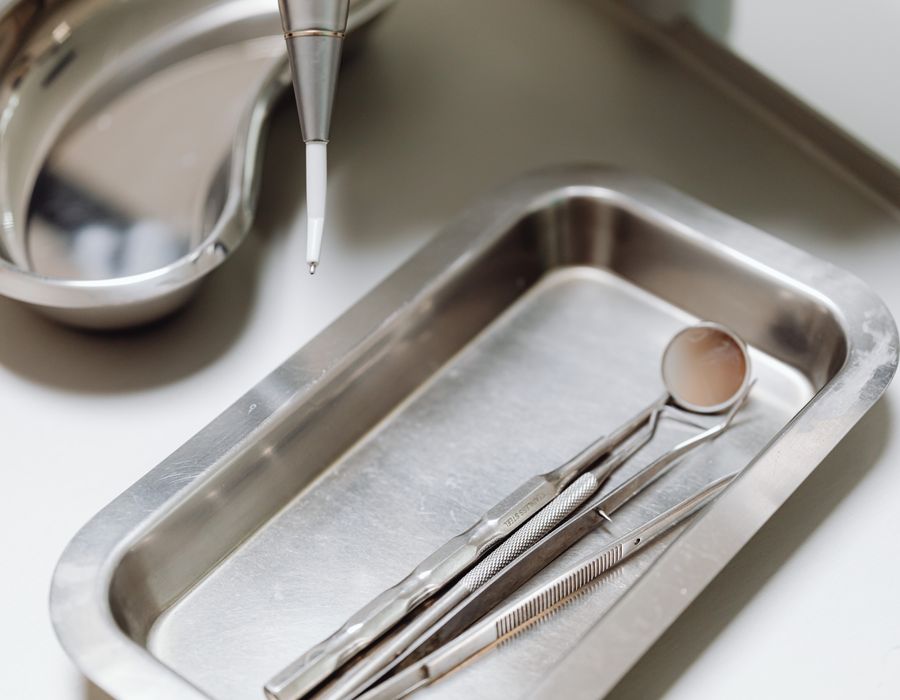 Profissional de odontologia atendendo paciente em ambiente limpo e tranquilo