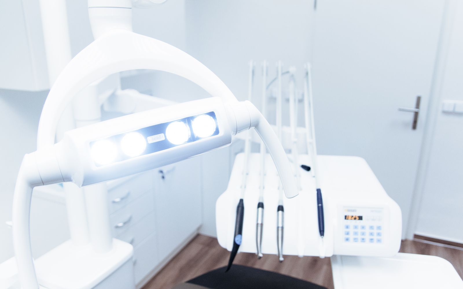 Consultório odontológico moderno e iluminado da Clínica Sorriso Vivo, com equipamentos limpos e cadeira confortável