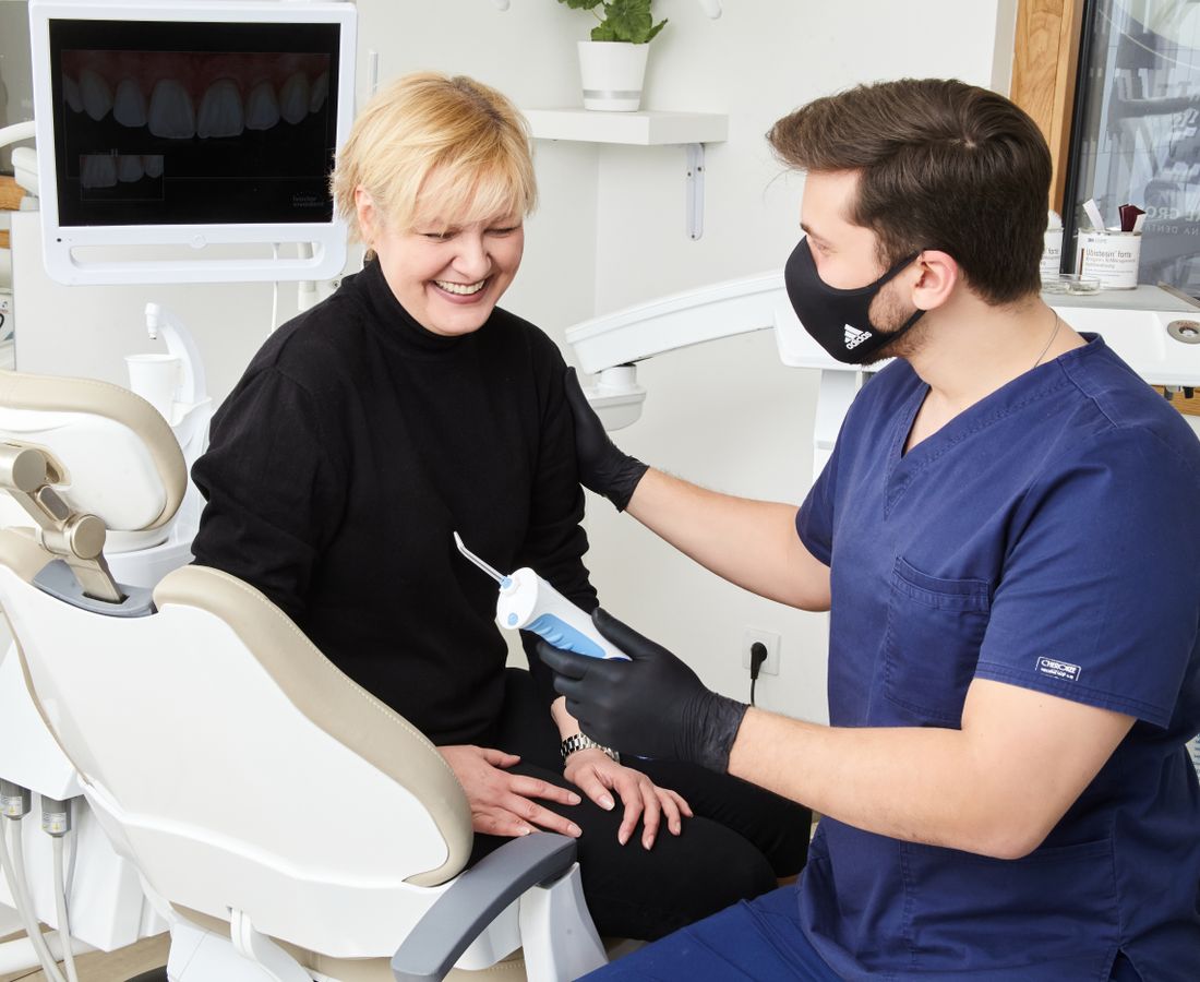 Equipe da Clínica Sorriso Vivo recebendo um paciente em recepção clara e acolhedora