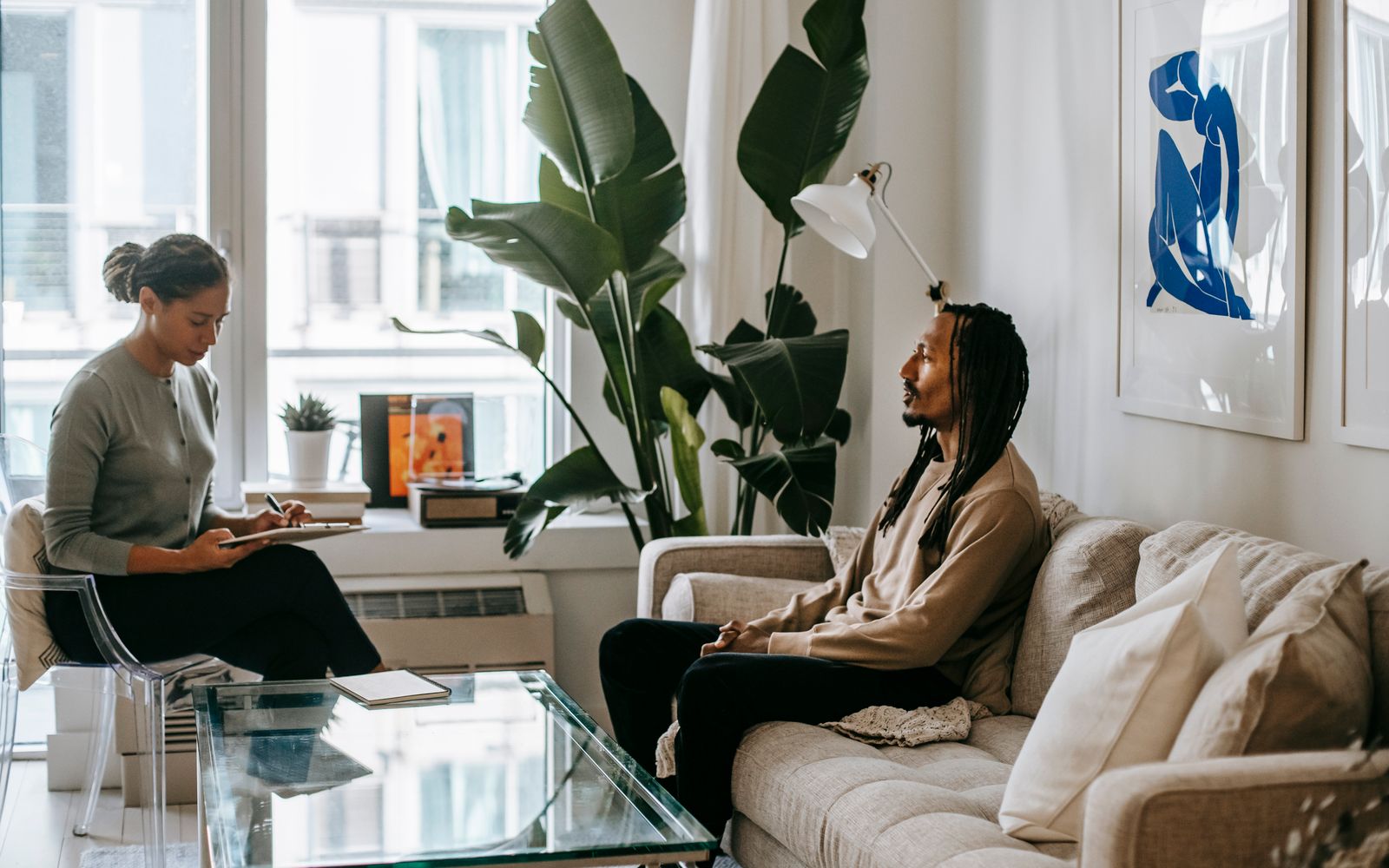 Ambiente calmo e acolhedor de consultório de psicologia, com poltrona, luz natural suave e plantas