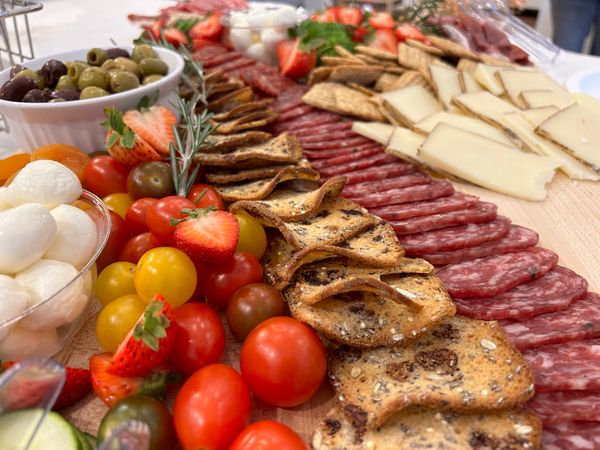Tábua de antepastos com queijos, embutidos italianos, azeitonas e pães