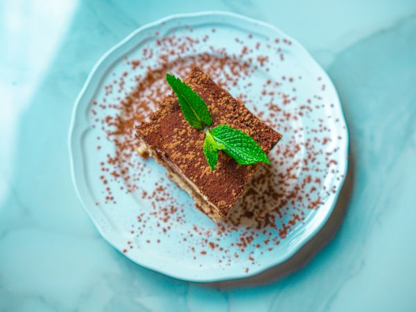 Sobremesa italiana de panna cotta finalizada com calda e frutas vermelhas