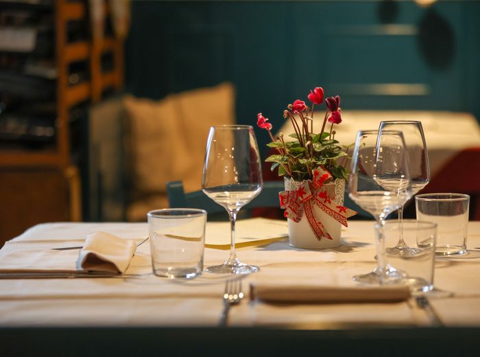 Cozinha rústica da Cantina Bella Vista com massa fresca, vinhos e ingredientes frescos