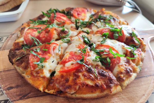 Pizza margherita com mussarela de búfala e manjericão assada em forno a lenha