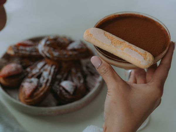 Tiramisù clássico com camadas de mascarpone polvilhado com cacau