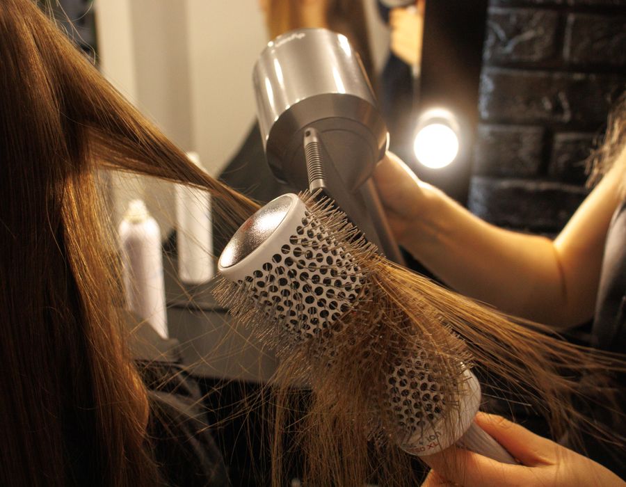 Cabelo com mechas iluminadas e efeito natural feito no Studio Belle
